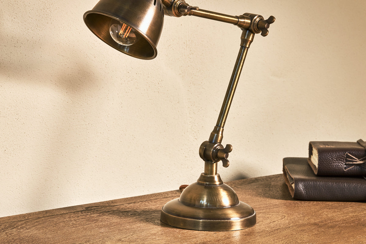 Lampe de bureau Tubu en laiton antique