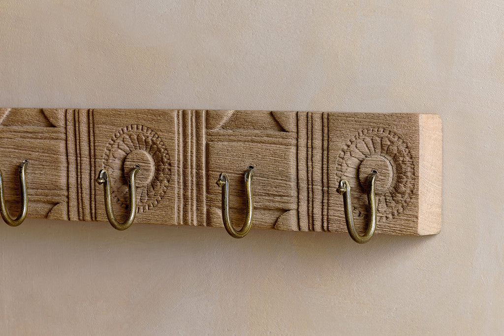 Crochet sculpté en bois de manguier Veduru - Naturel (Rangée de 6)