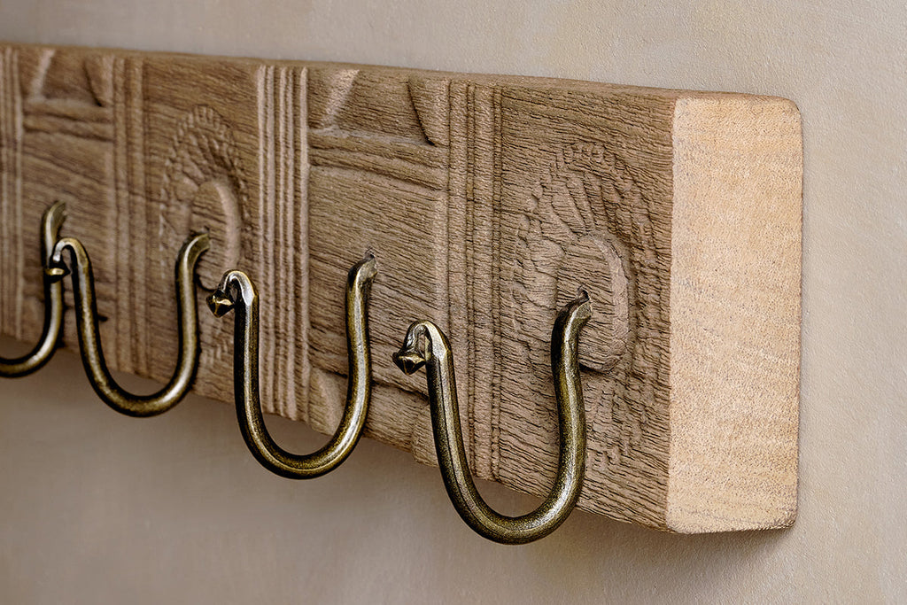 Crochet sculpté en bois de manguier Veduru - Naturel (Rangée de 6)