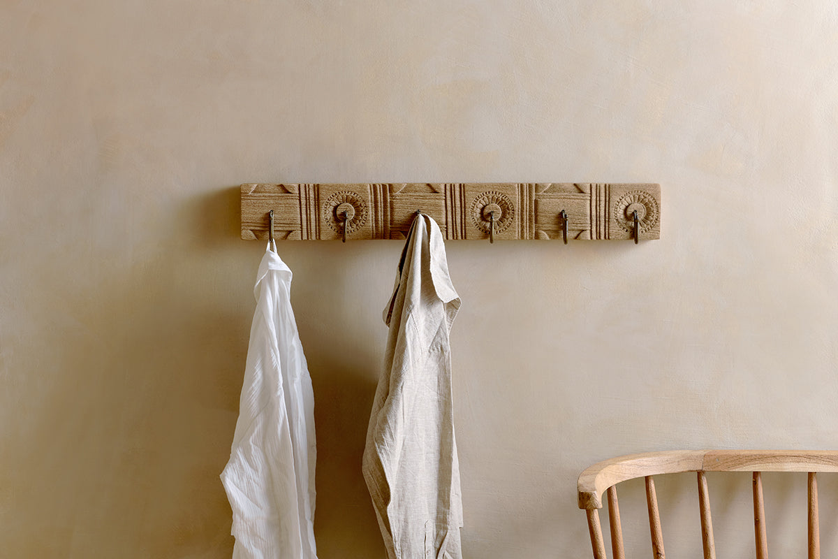 Crochet sculpté en bois de manguier Veduru - Naturel (Rangée de 6)