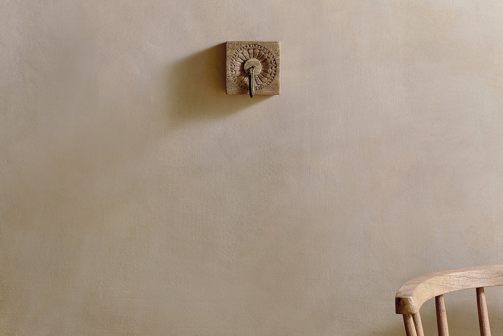 Crochet carré sculpté en bois de manguier Veduru - Naturel