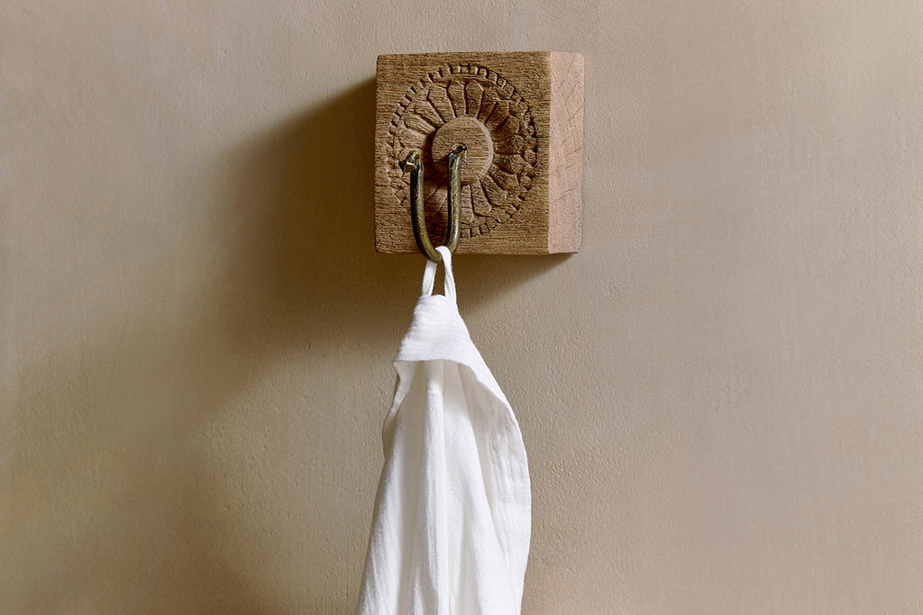 Crochet carré sculpté en bois de manguier Veduru - Naturel