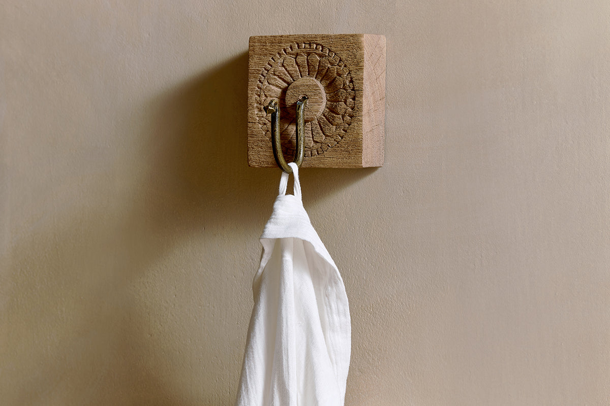 Crochet carré sculpté en bois de manguier Veduru - Naturel