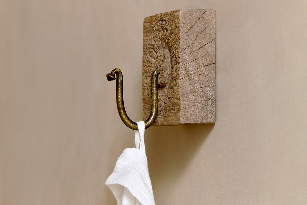 Crochet carré sculpté en bois de manguier Veduru - Naturel