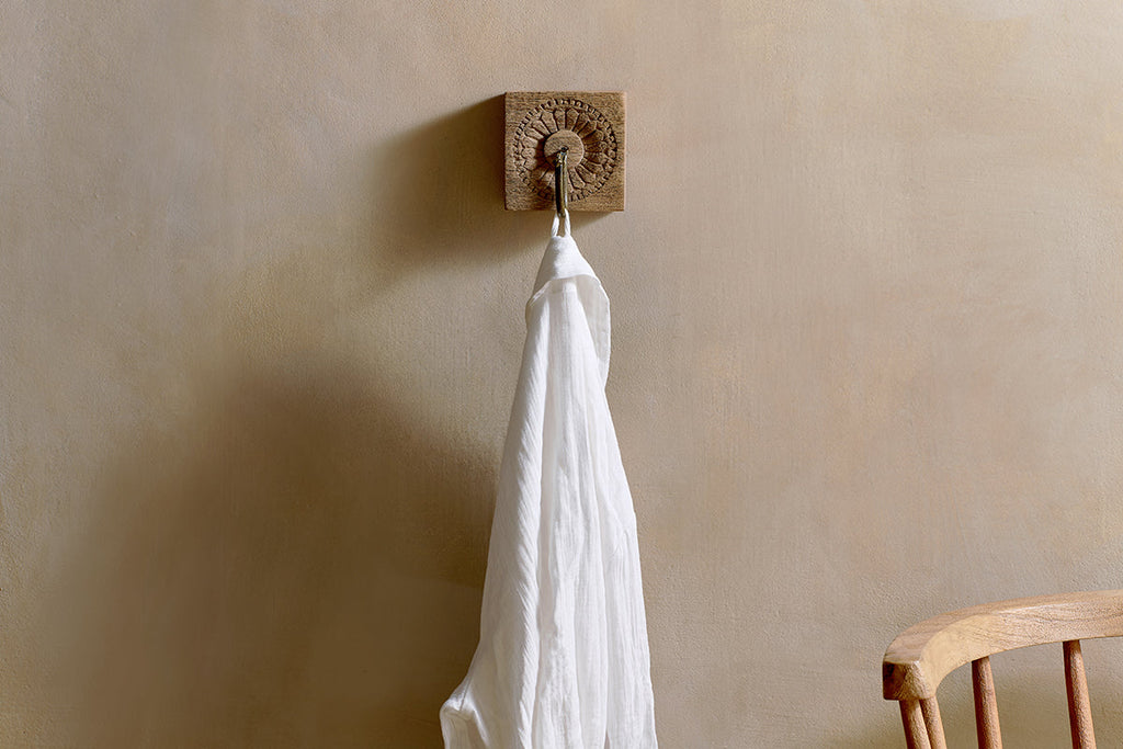 Crochet carré sculpté en bois de manguier Veduru - Naturel