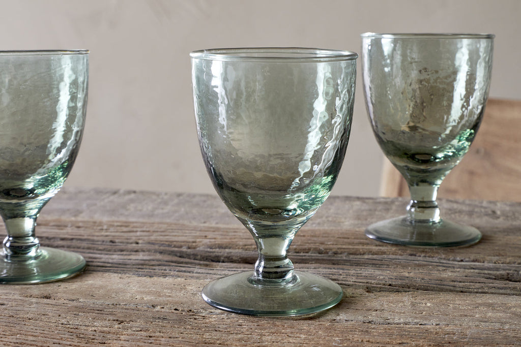 Verres à vin martelés Yala - Vert sauge (lot de 4)