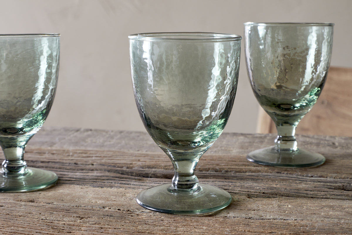 Verres à vin martelés Yala - Vert sauge (lot de 4)